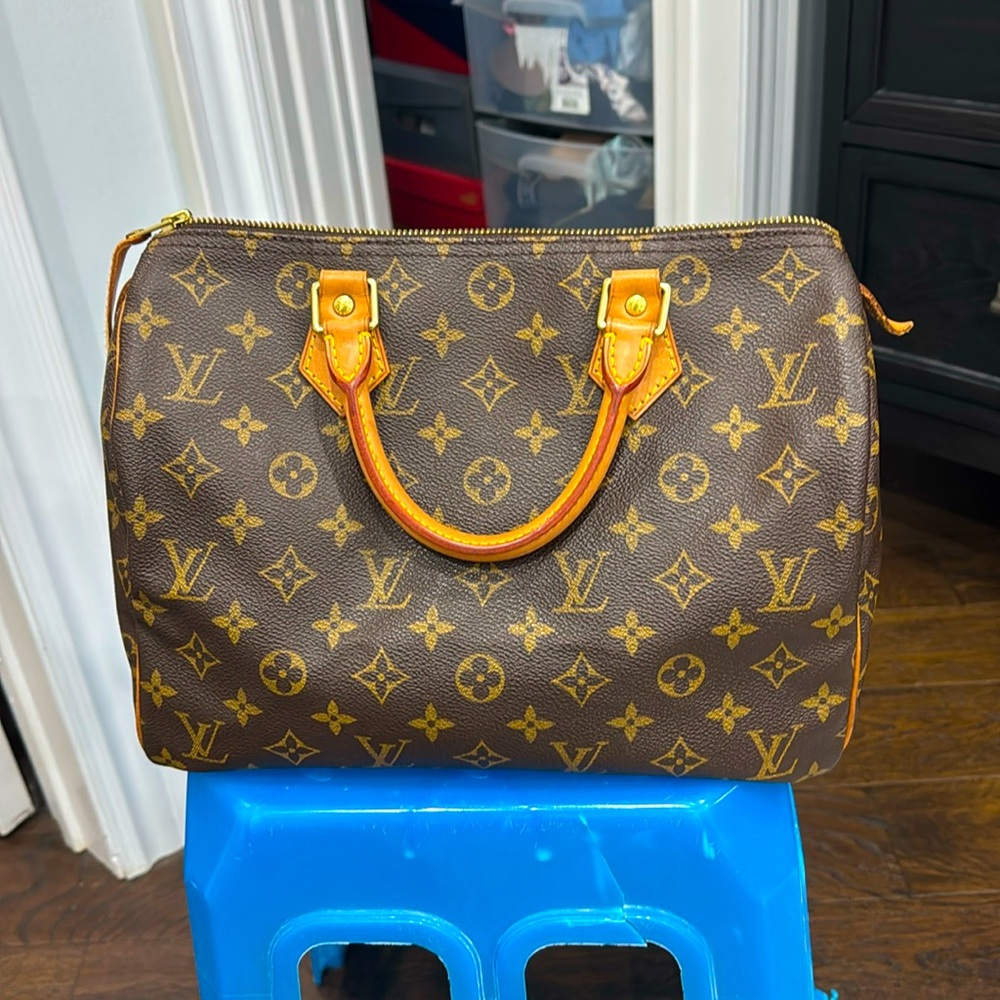 I'm selling my LV speedy 25 as I am not using it.
